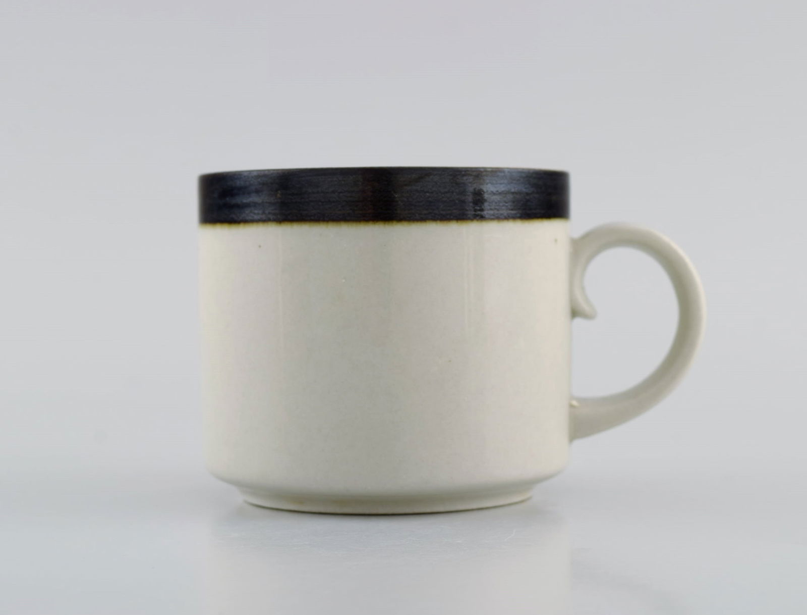 Anja Jaatinen-Winqvist for Arabia. Karelia coffee service in glazed stoneware for four people. - 3