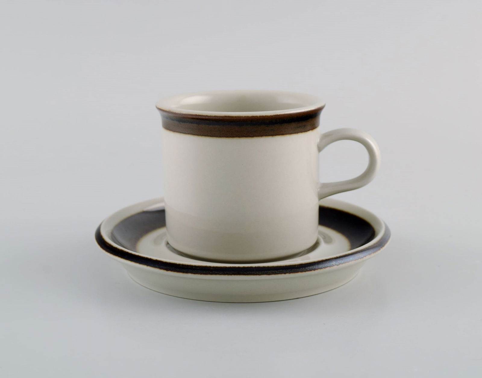 Anja Jaatinen-Winqvist for Arabia. Five Karelia coffee cups with saucers in glazed stoneware. 1970s. - 2