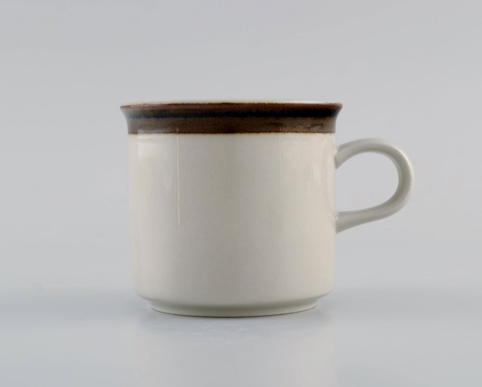 Anja Jaatinen-Winqvist for Arabia. Five Karelia coffee cups with saucers in glazed stoneware. 1970s. - 3