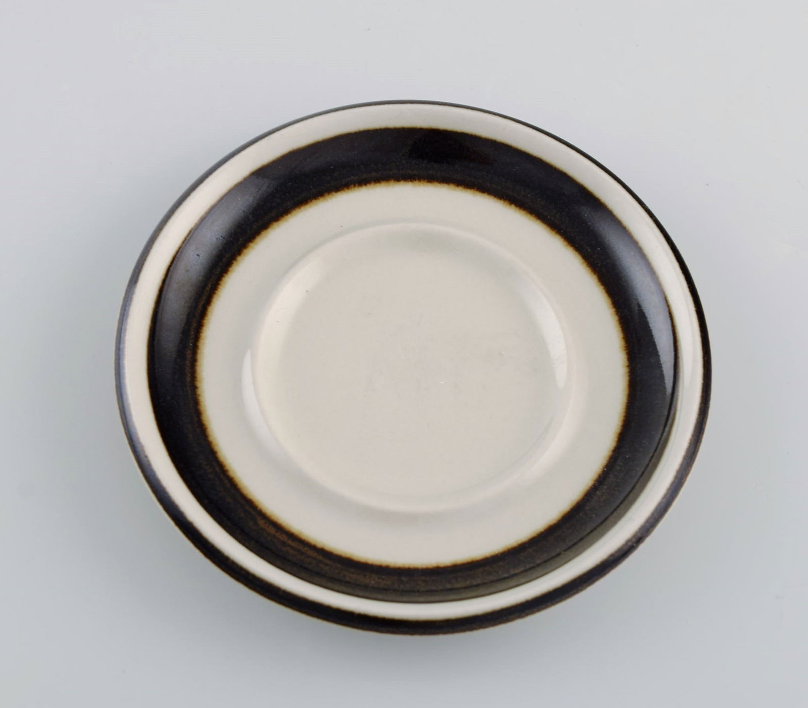 Anja Jaatinen-Winqvist for Arabia. Five Karelia coffee cups with saucers in glazed stoneware. 1970s. - 4