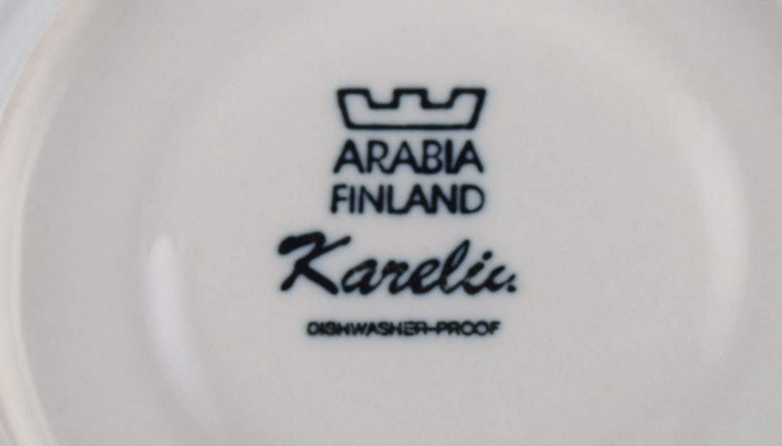 Anja Jaatinen-Winqvist for Arabia. Five Karelia coffee cups with saucers in glazed stoneware. 1970s. - 5
