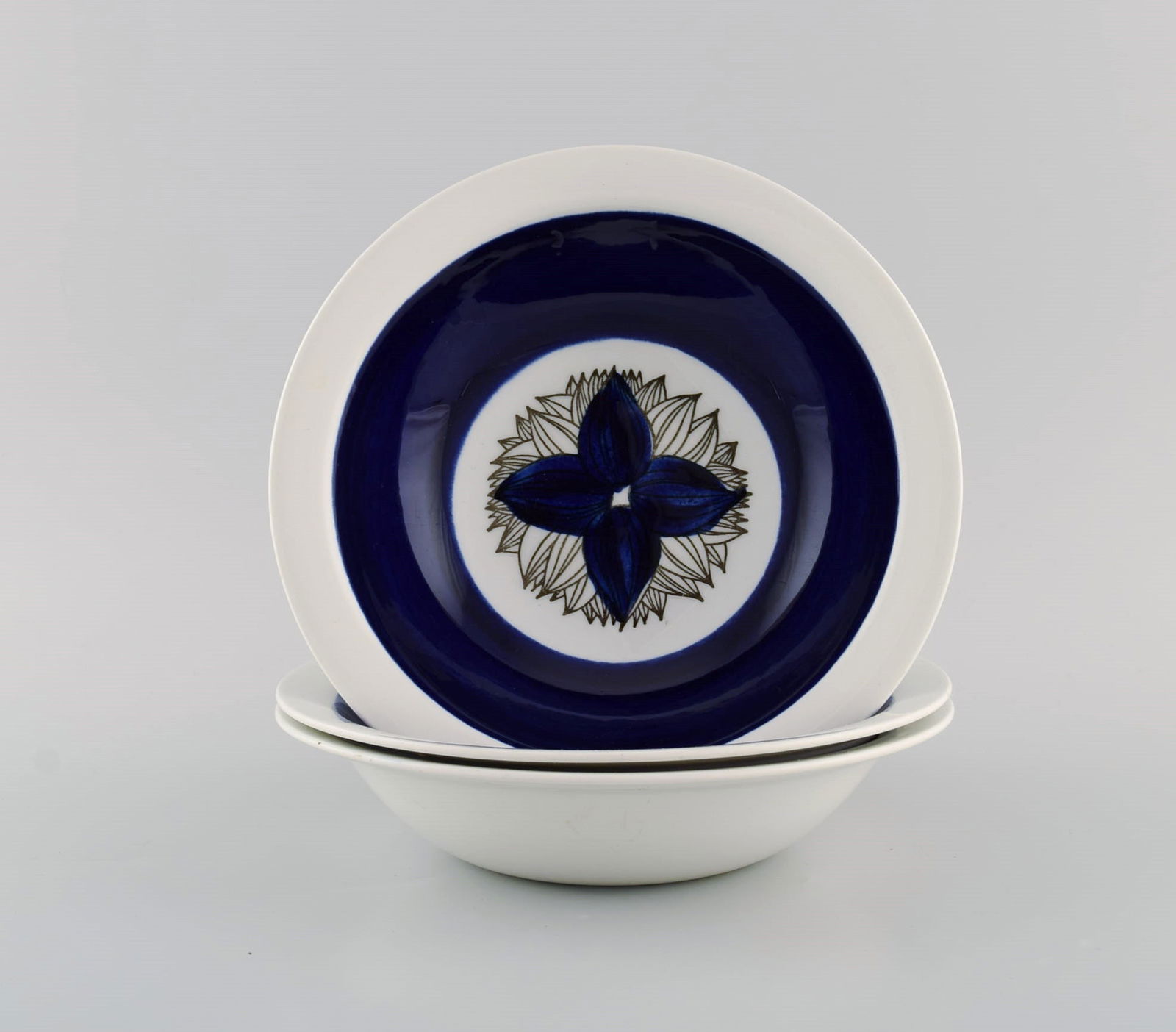 Olle Alberius for Rörstrand. Three Pontus deep plates in glazed stoneware with hand-painted: Title: Olle Alberius for Rörstrand. Three Pontus deep plates in glazed stoneware with hand-painted floral motif. Swedish design, 1960s. Description: Olle Alberius for Rörstrand. Three Pontus