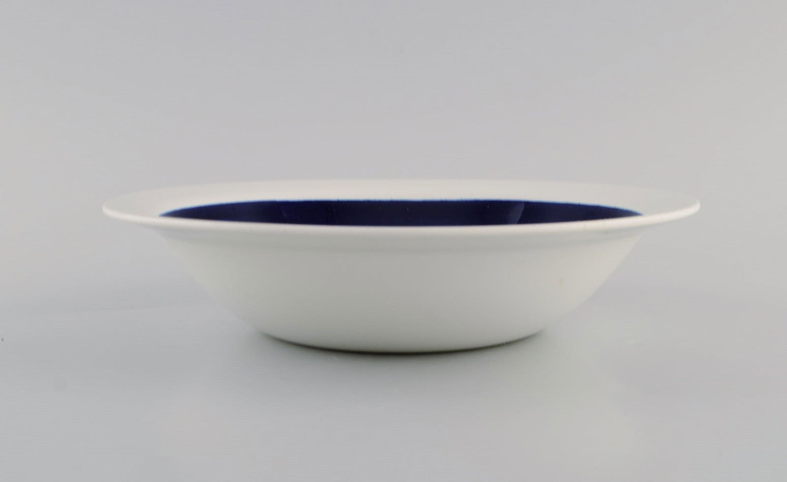 Olle Alberius for Rörstrand. Three Pontus deep plates in glazed stoneware with hand-painted - 5