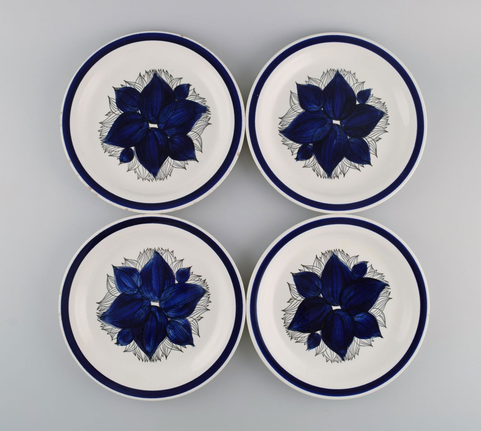 Olle Alberius for Rörstrand. Four Pontus dinner plates in glazed stoneware with hand-painted: Title: Olle Alberius for Rörstrand. Four Pontus dinner plates in glazed stoneware with hand-painted floral motif. Swedish design, 1960s. Description: Olle Alberius for Rörstrand. Four Pontus