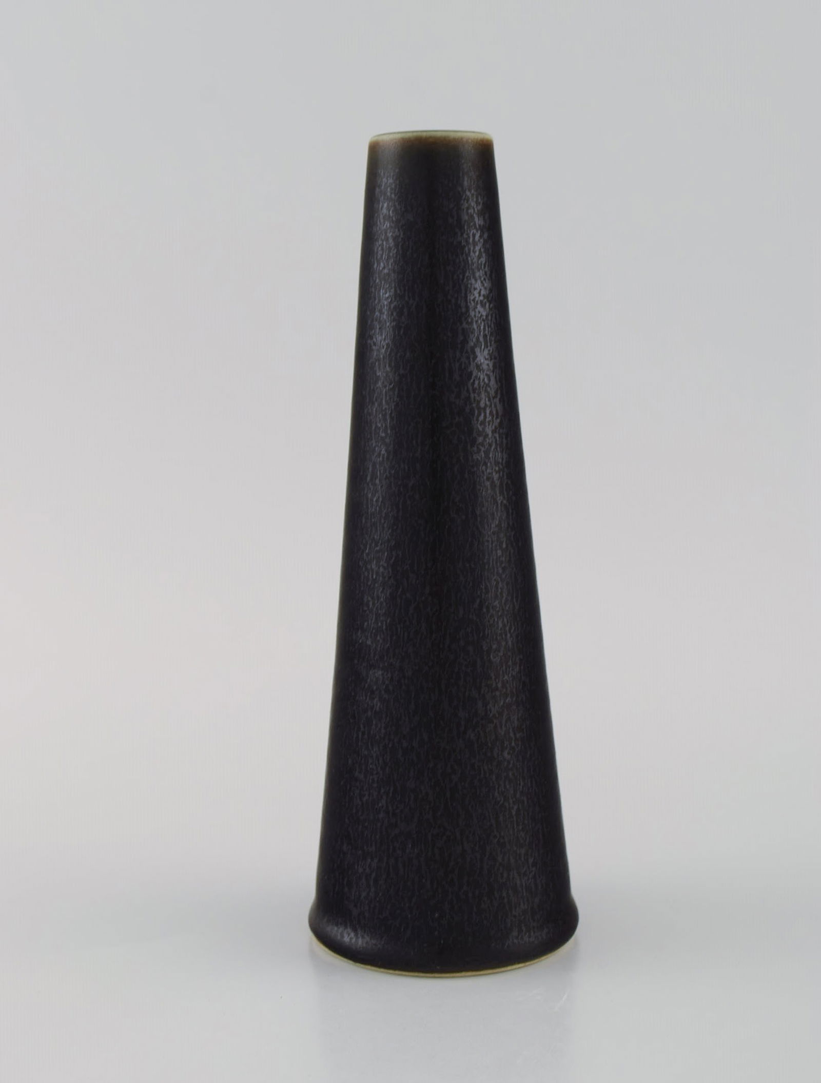 Carl Harry Stålhane (1920-1990) for Rörstrand. Cone-shaped vase in glazed ceramics.: Title: Carl Harry Stålhane (1920-1990) for Rörstrand. Cone-shaped vase in glazed ceramics. Beautiful speckled glaze in dark and metallic shades. Mid-20th century. Description: Carl Harry St&