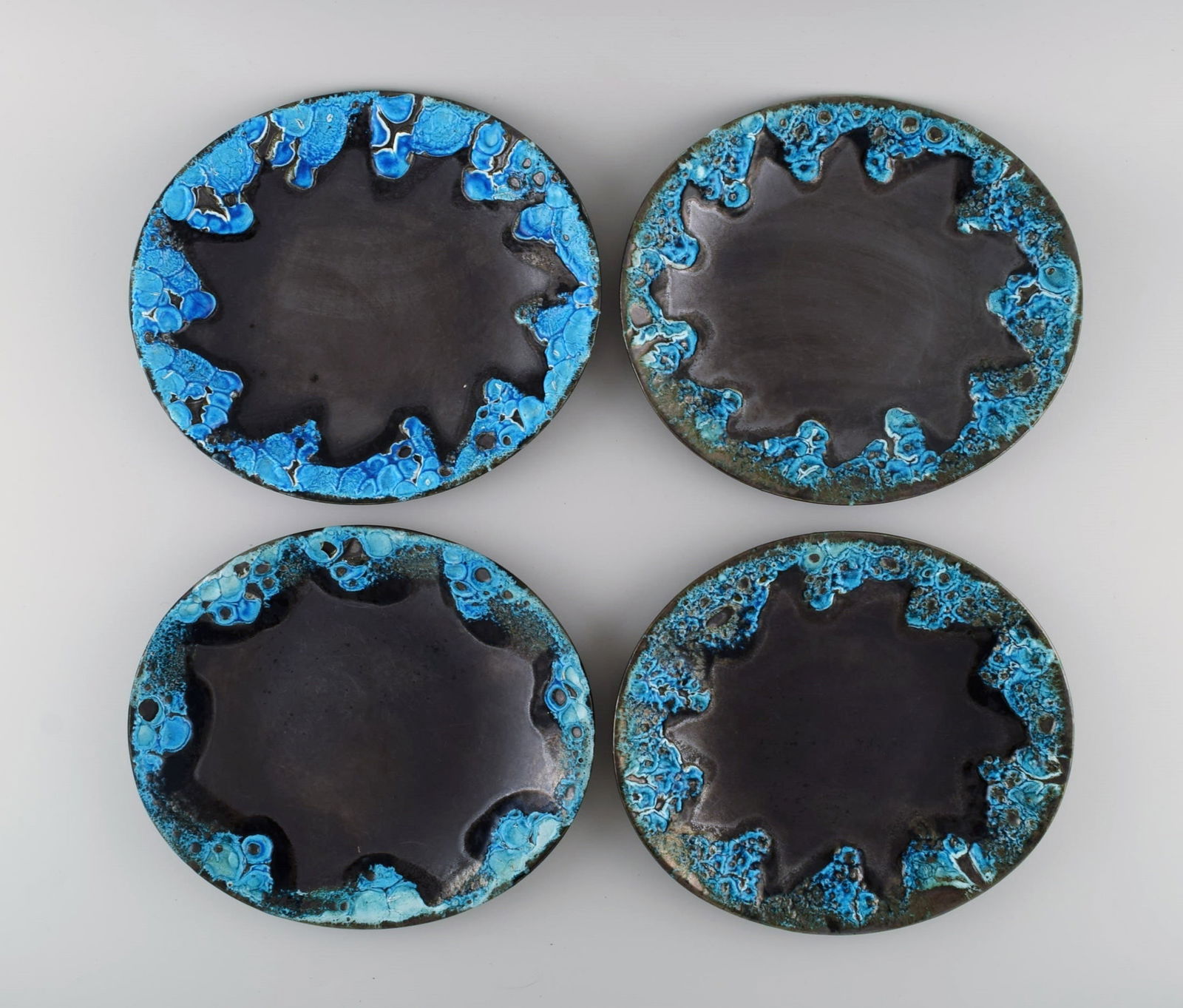 French ceramist. 24 dinner plates in glazed stoneware. Beautiful glaze in azure shades. Unique, - 2