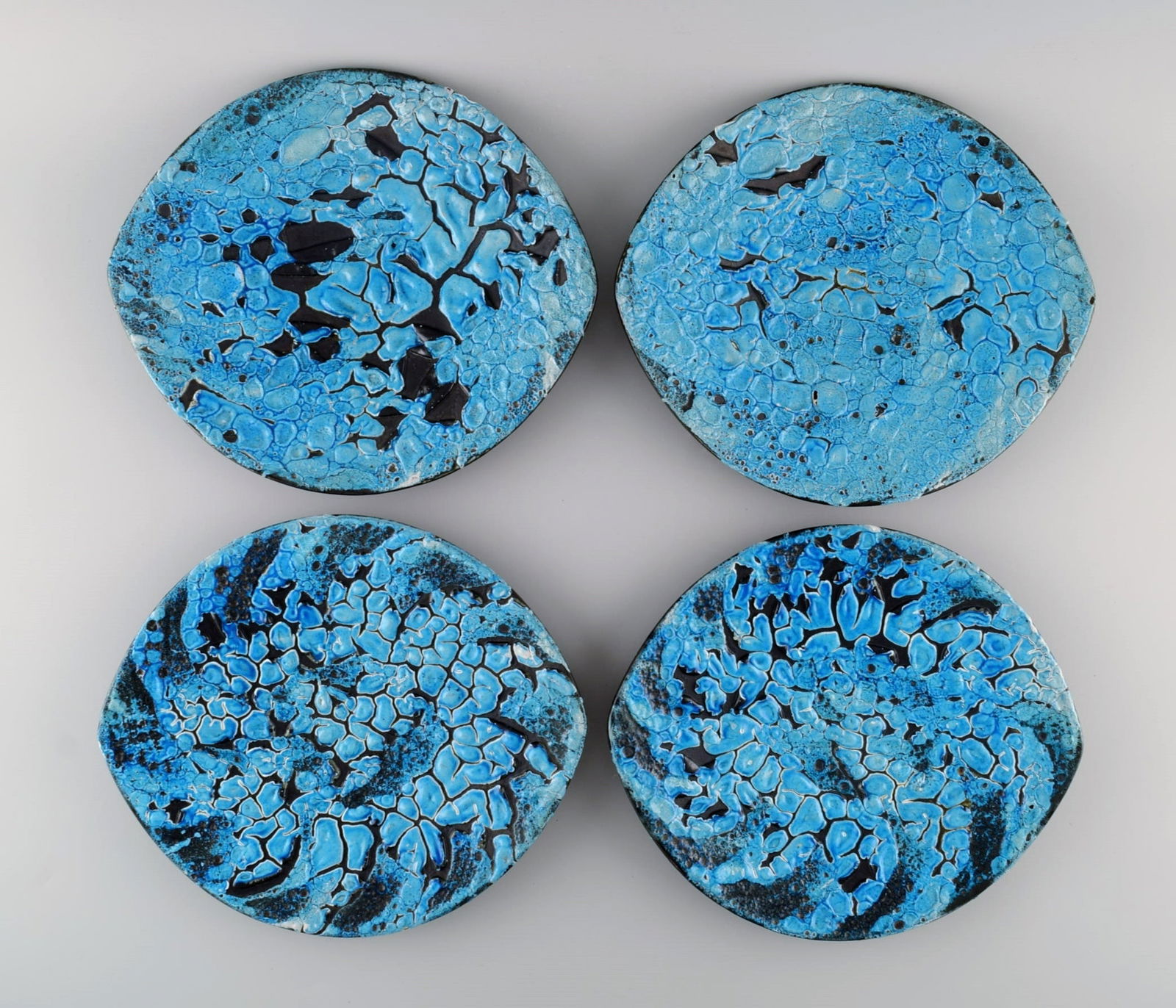 French ceramist. Eight dinner plates in glazed stoneware. Beautiful glaze in azure shades. Unique, - 2