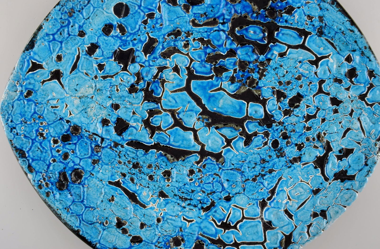 French ceramist. Eight dinner plates in glazed stoneware. Beautiful glaze in azure shades. Unique, - 4