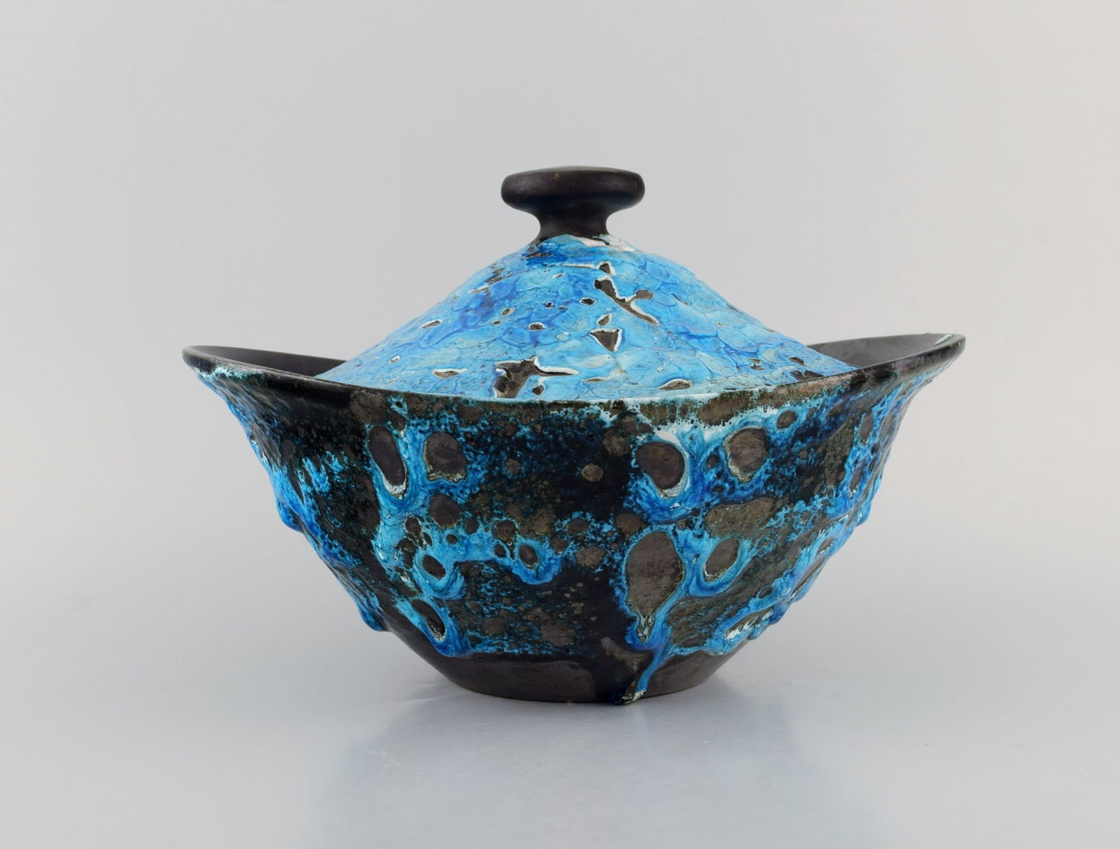 French ceramist. Large lidded bowl in glazed stoneware. Beautiful glaze in azure shades. Unique,: Title: French ceramist. Large lidded bowl in glazed stoneware. Beautiful glaze in azure shades. Unique, high-quality ceramics. Mid-20th century. Description: French ceramist. Large lidded bowl in glaz