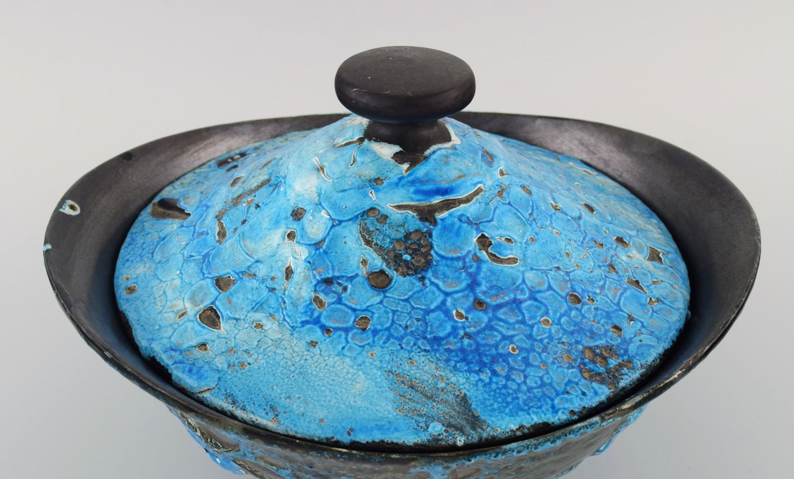 French ceramist. Large lidded bowl in glazed stoneware. Beautiful glaze in azure shades. Unique, - 5