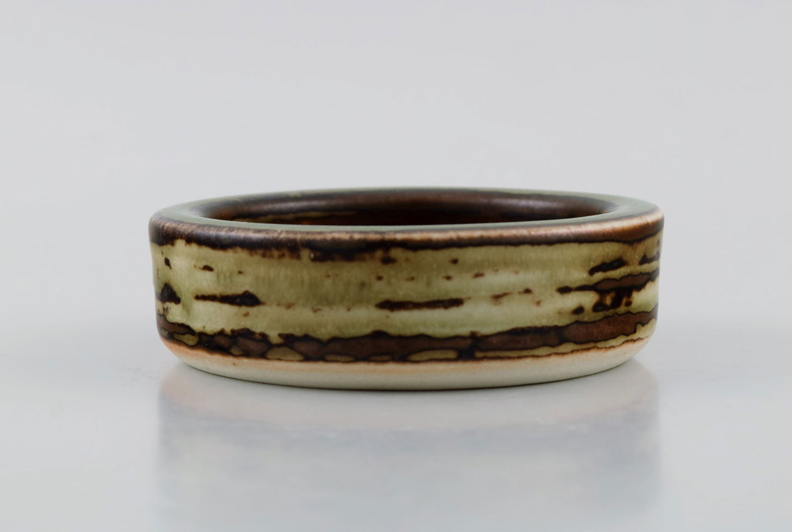 Jørgen Mogensen for Royal Copenhagen. Low bowl in glazed stoneware. Beautiful sung glaze. - 4