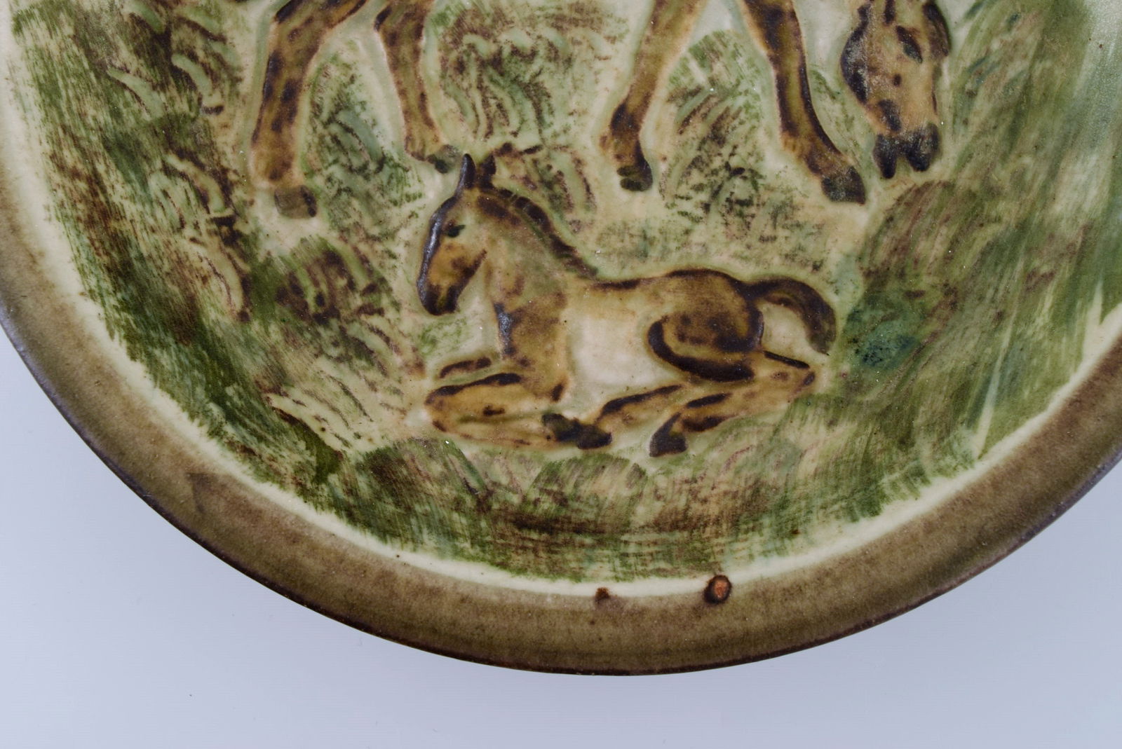 Knud Kyhn for Royal Copenhagen. Bowl / dish in hand-painted and glazed ceramics. Mare and foal. Mid - 3