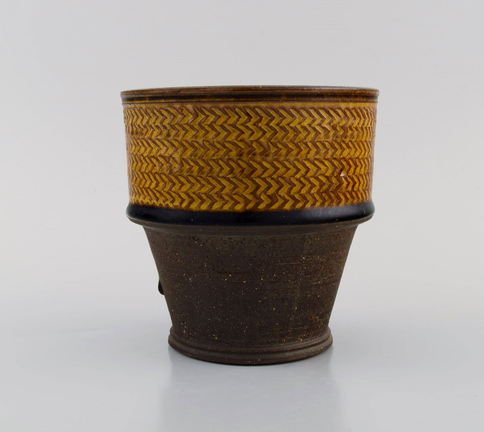 Nils Kähler (1906-1979) for Kähler. Vase in partially glazed stoneware. Beautiful glaze in: Title: Nils Kähler (1906-1979) for Kähler. Vase in partially glazed stoneware. Beautiful glaze in mustard yellow shades. 1960s. Description: Nils Kähler (1906-1979) for Kähler.