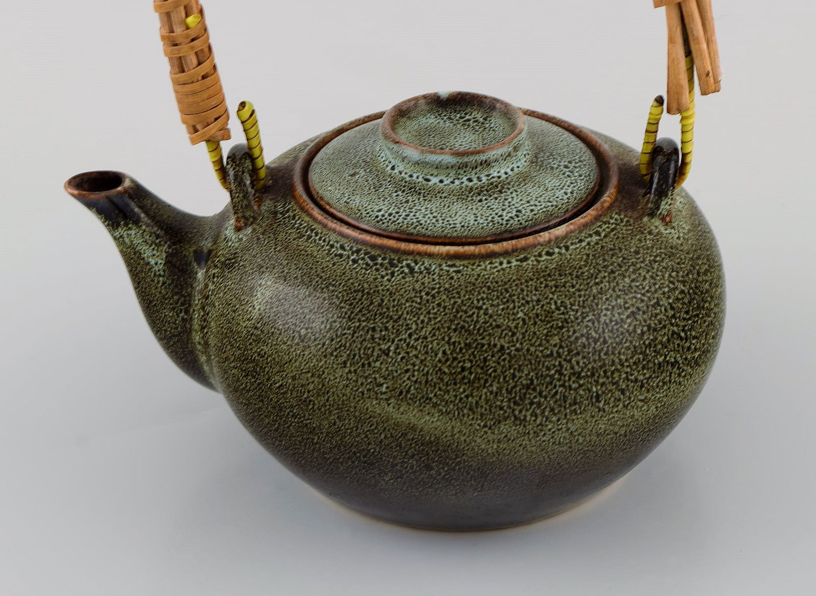 Chinese teapot in glazed stoneware with wicker handle. Beautiful speckled glaze in dark green and - 2