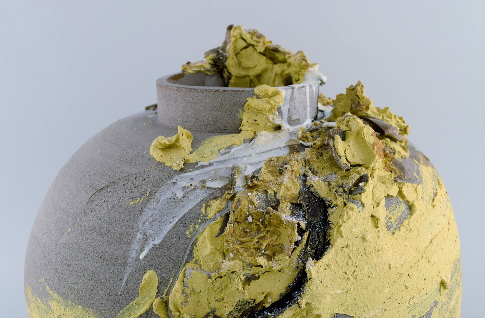 Christina Muff, Danish contemporary ceramicist (b. 1971). Large sculptural unique vase in glazed - 6