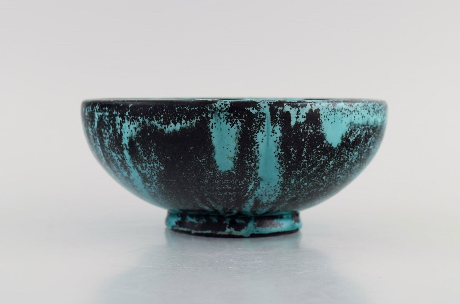 Svend Hammershøi for Kähler, Denmark. Bowl in glazed stoneware. Beautiful black-green - 2