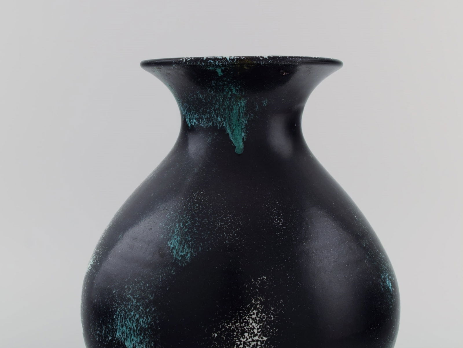 Jens Thirslund for Kähler, HAK. Vase in glazed stoneware. Beautiful glaze in shades of black, - 5
