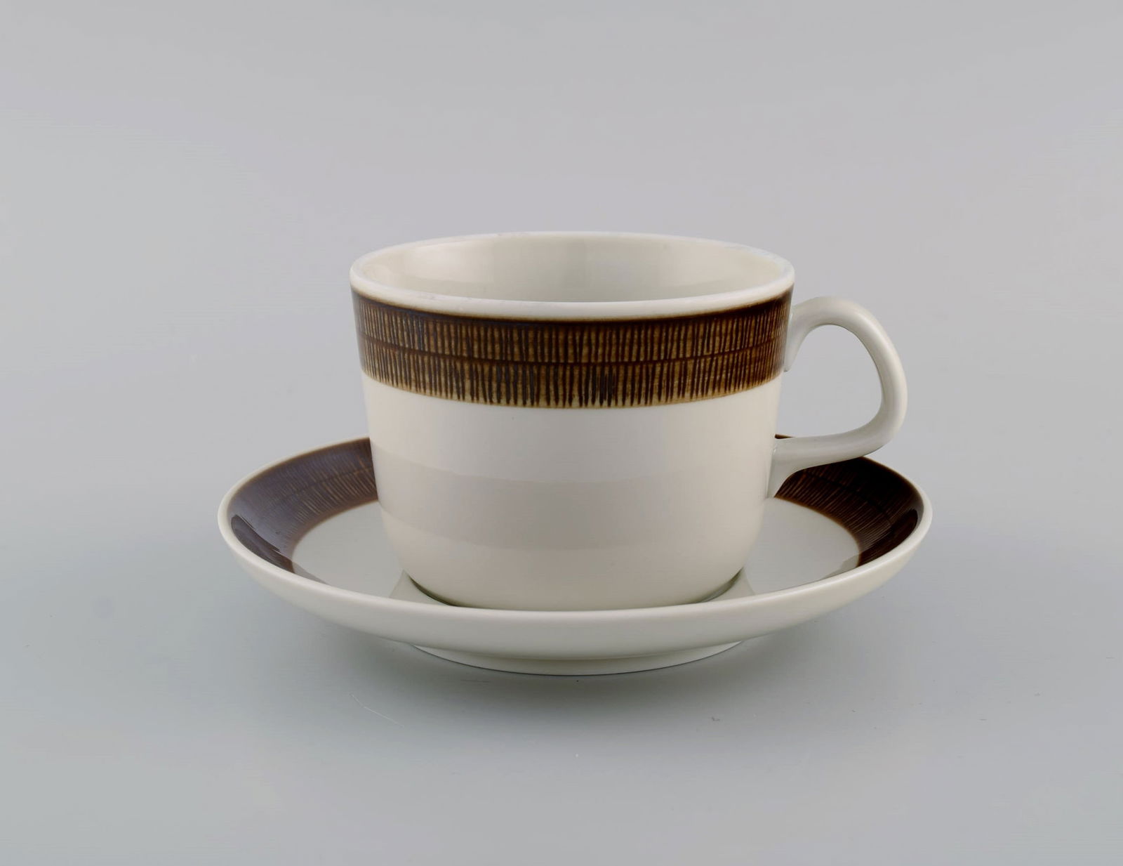 Hertha Bengtsson (1917-1993) for Rörstrand. Four Koka teacups with saucers in glazed stoneware. - 2