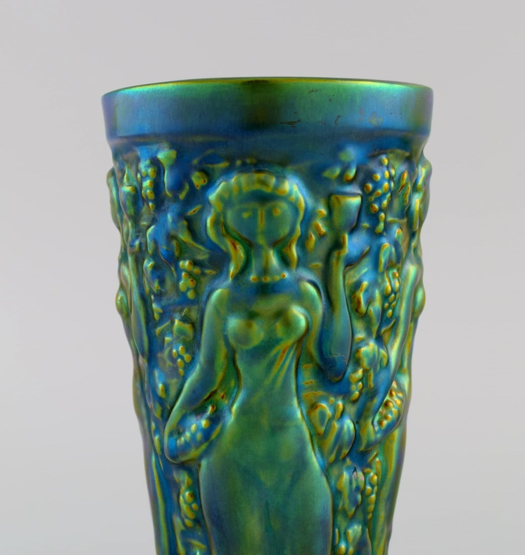 Zsolnay vase in glazed ceramics modeled with women picking grapes. Beautiful luster glasses. - 4