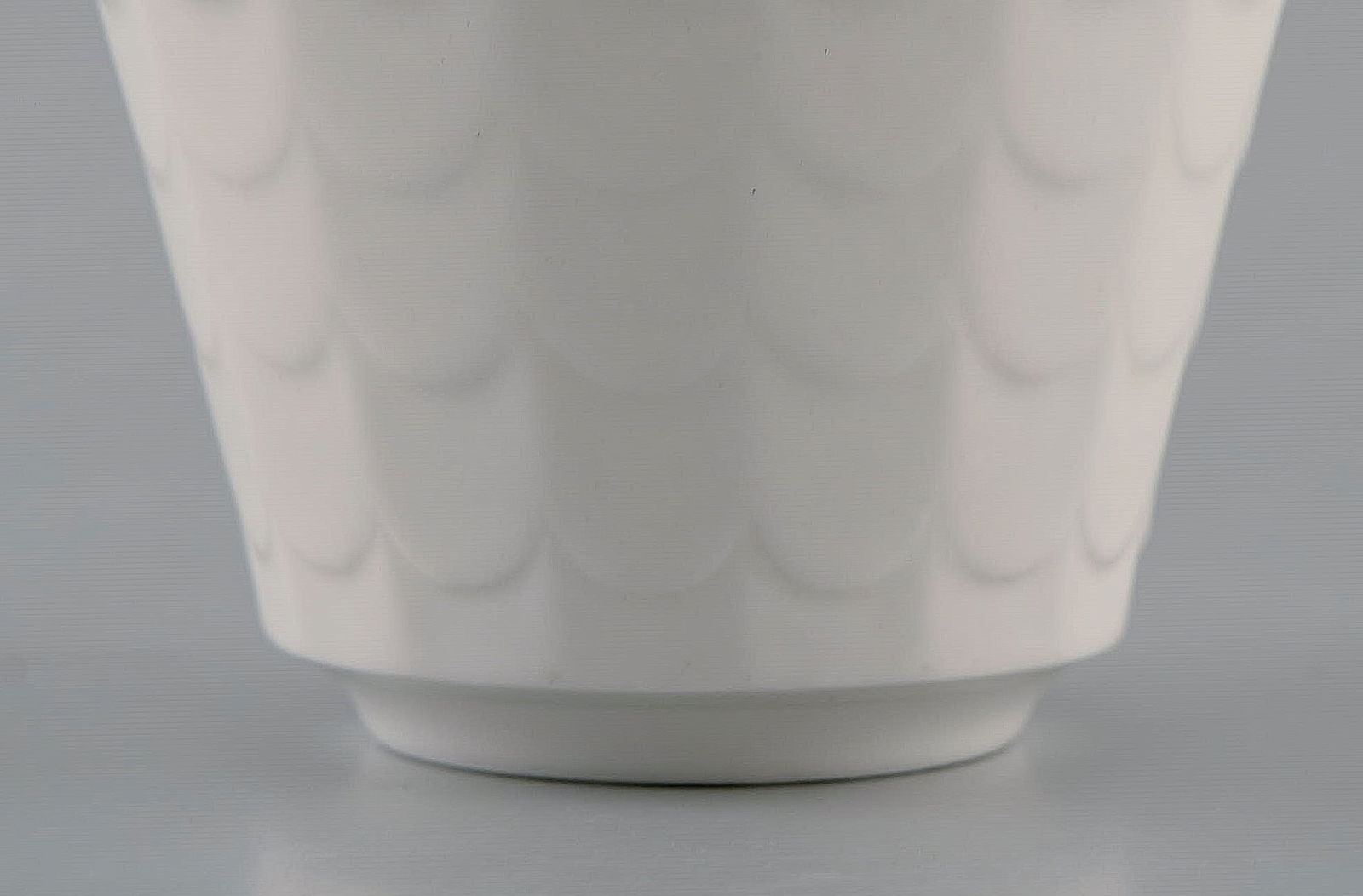 Wilhelm Kåge for Gustavsberg. Eight cups in white glazed porcelain. Swedish design, 1960s. - 4