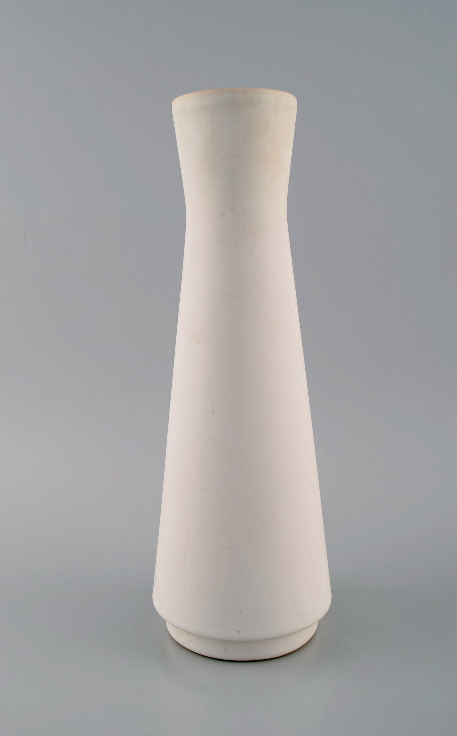 European studio ceramicist. Unique vase in white glazed ceramics. Clean design. 1980's. (1 of 6)