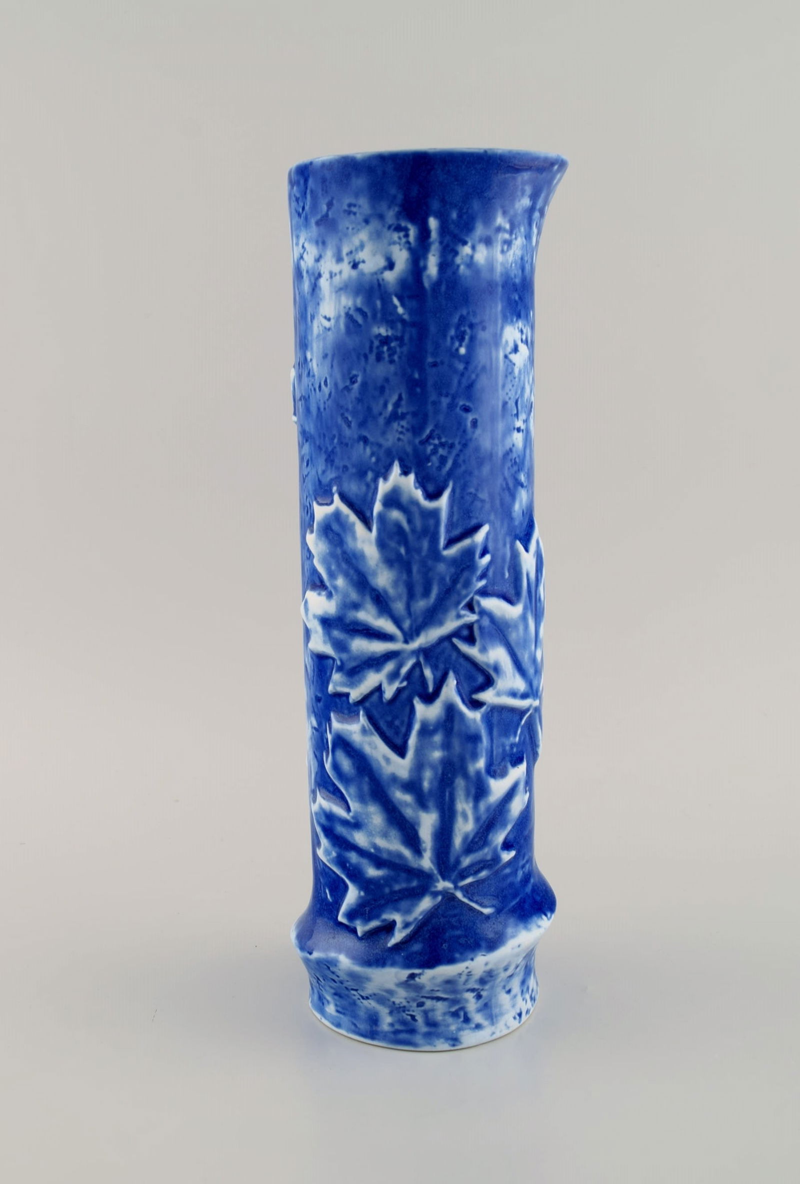 European studio ceramicist. Cylindrical vase in glazed ceramic decorated with maple leaves. - 2
