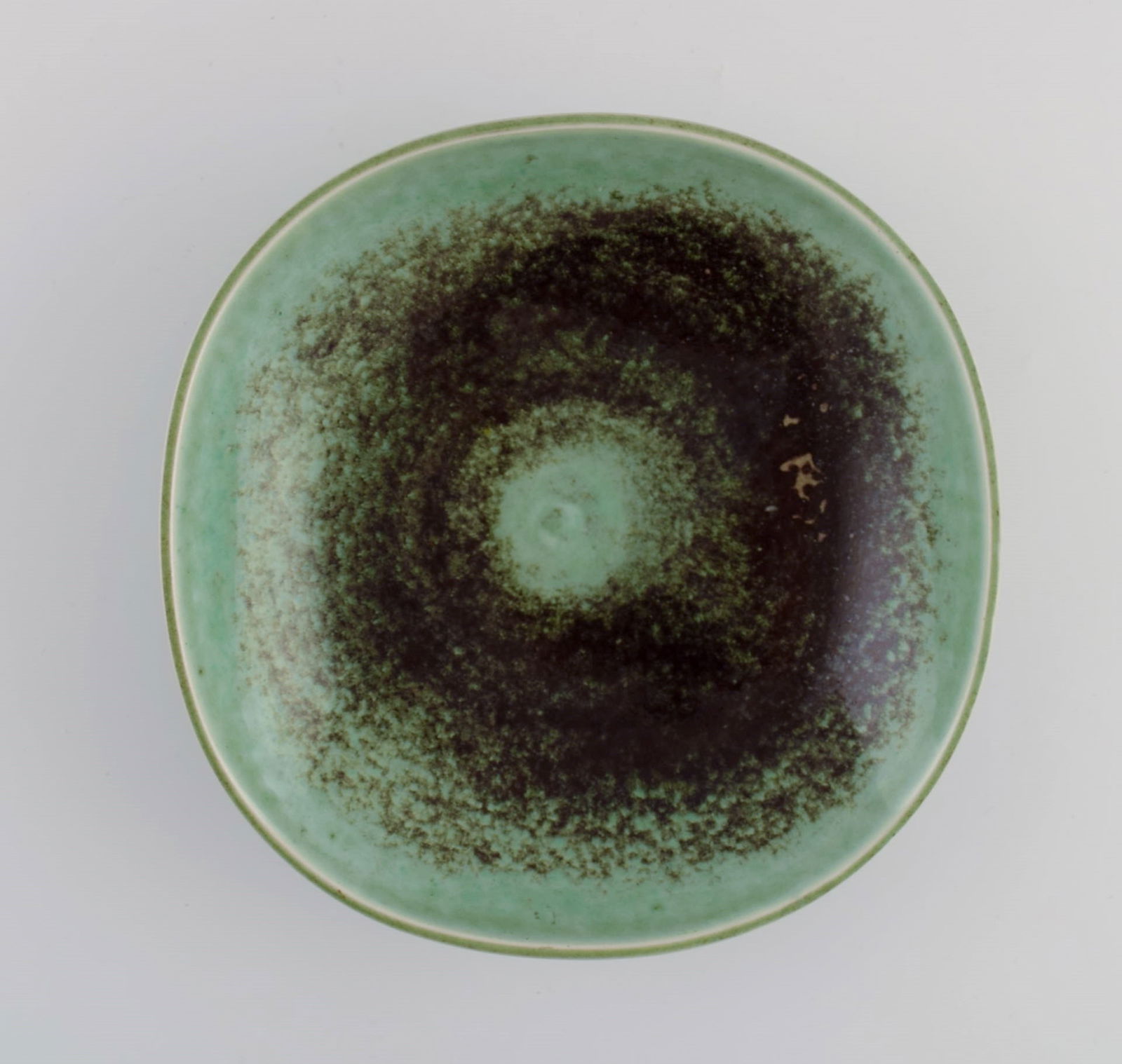 Berndt Friberg (1899-1981) for Gustavsberg Studiohand. Bowl on foot in glazed ceramics. Beautiful: Title: Berndt Friberg (1899-1981) for Gustavsberg Studiohand. Bowl on foot in glazed ceramics. Beautiful glaze in turquoise and dark shades. Dated 1966. Description: Berndt Friberg (1899-1981) for Gus