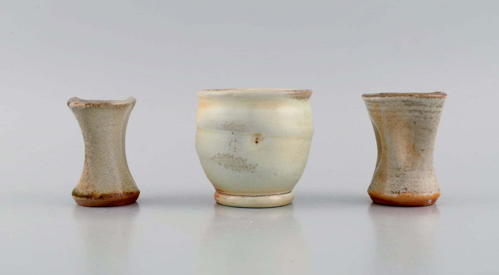 Danish studio ceramicist. Three unique vases in glazed stoneware. Beautiful glazes in peach and - 2