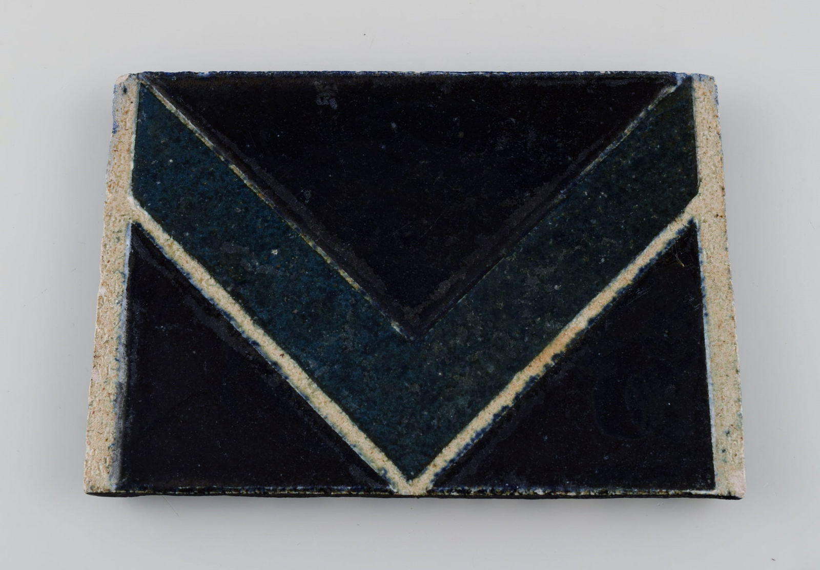Danish studio ceramicist. Two unique tiles in glazed stoneware. Patterned decoration in dark blue, - 3