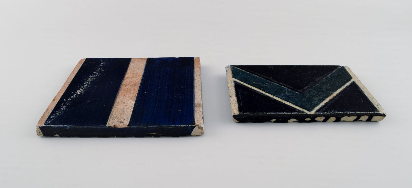 Danish studio ceramicist. Two unique tiles in glazed stoneware. Patterned decoration in dark blue, - 4