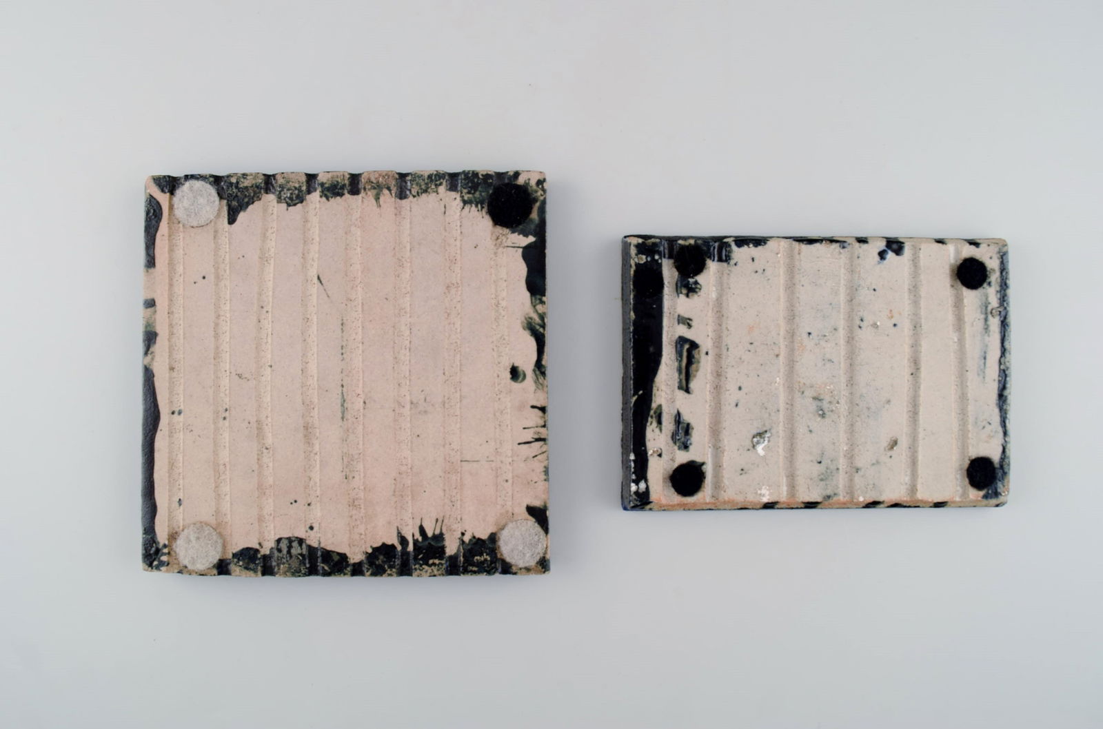 Danish studio ceramicist. Two unique tiles in glazed stoneware. Patterned decoration in dark blue, - 5