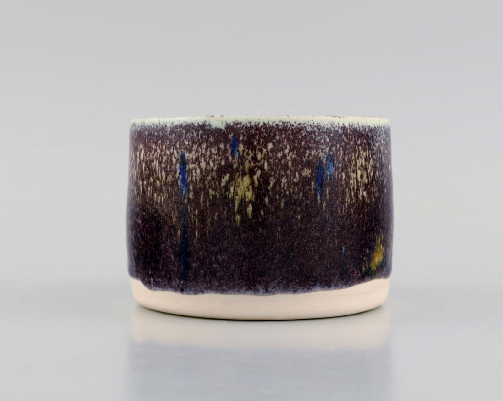 European studio ceramicist. Unique vase in glazed stoneware. Beautiful glaze in eggplant shades. - 2