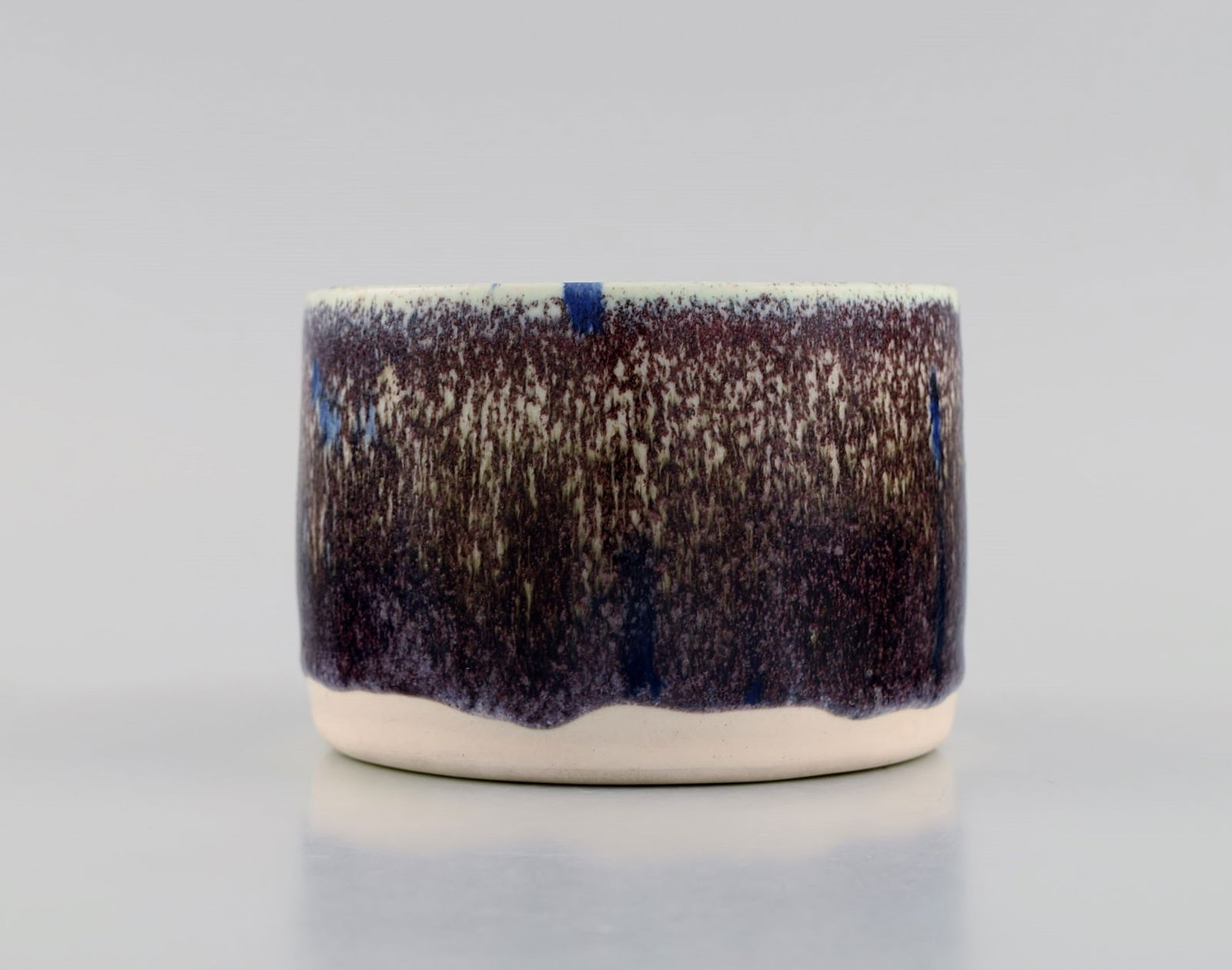 European studio ceramicist. Unique vase in glazed stoneware. Beautiful glaze in eggplant shades. - 3