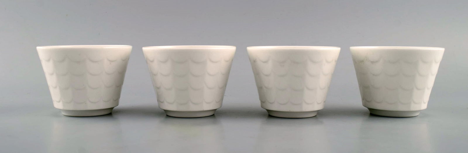 Wilhelm Kåge for Gustavsberg. Four flower pot covers in porcelain. Swedish design, 1960s. - 2