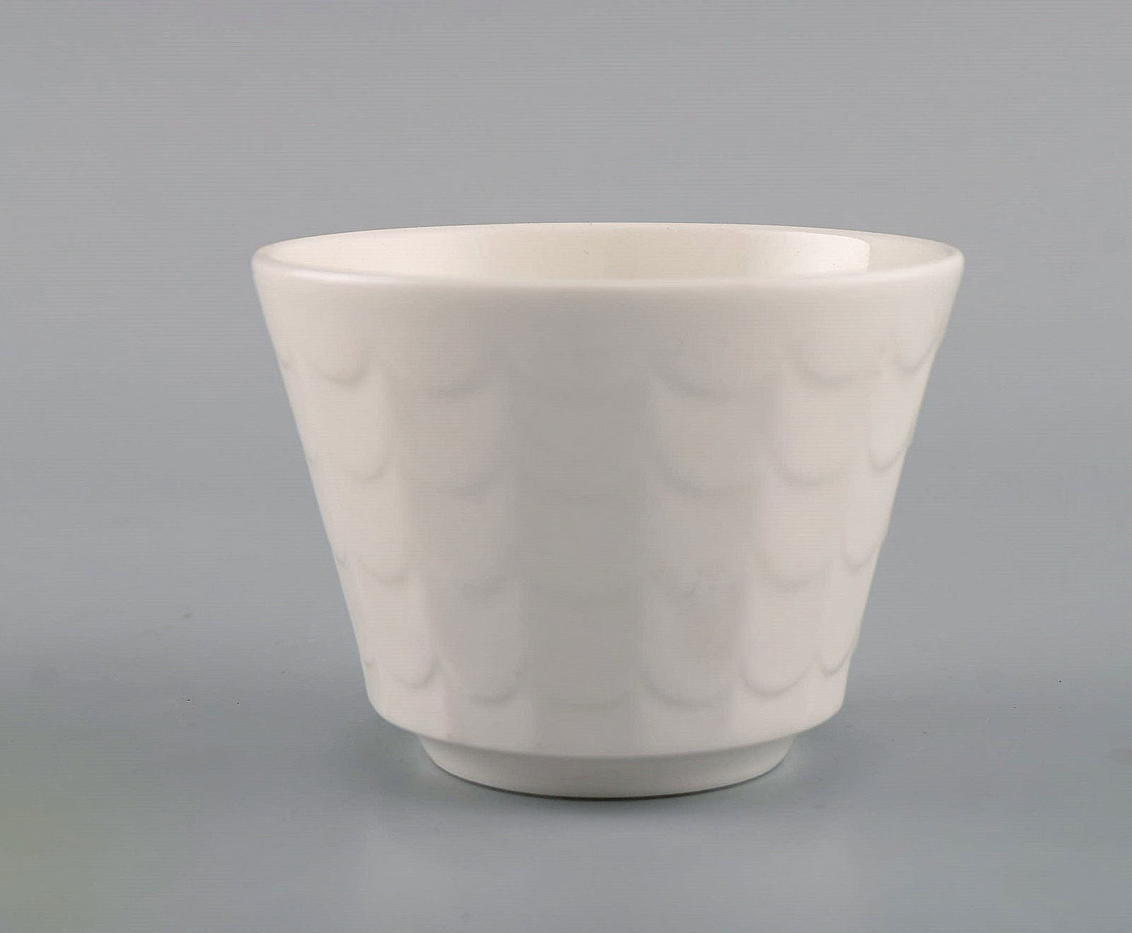 Wilhelm Kåge for Gustavsberg. Four flower pot covers in porcelain. Swedish design, 1960s. - 3