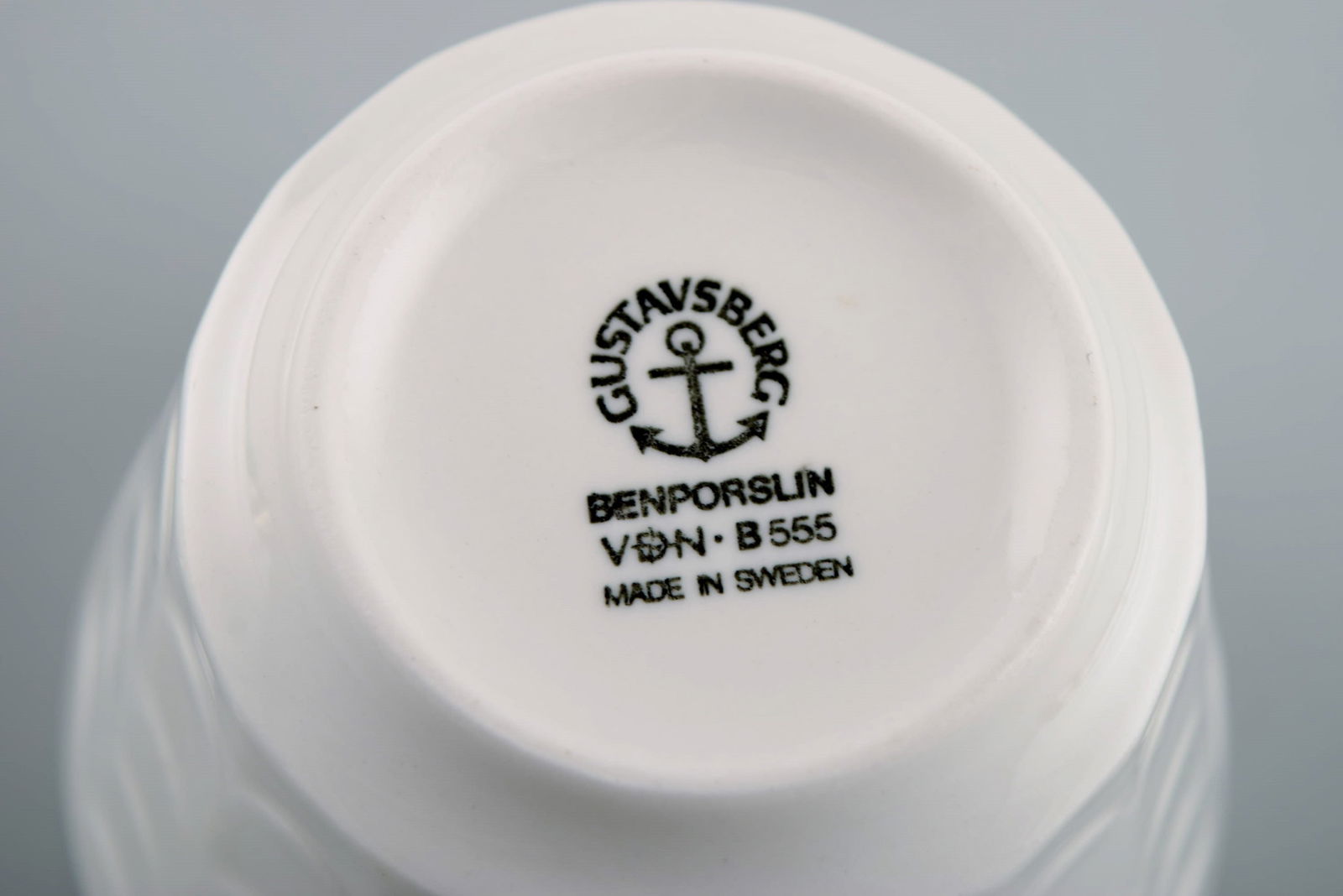 Wilhelm Kåge for Gustavsberg. Four flower pot covers in porcelain. Swedish design, 1960s. - 6