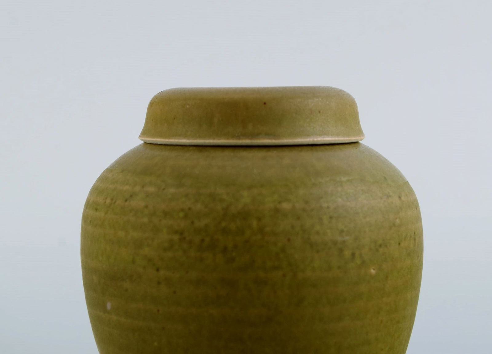 Susanne & Christer, Sweden. Lidded jar in glazed ceramics. Beautiful glaze in light earth tones. - 4