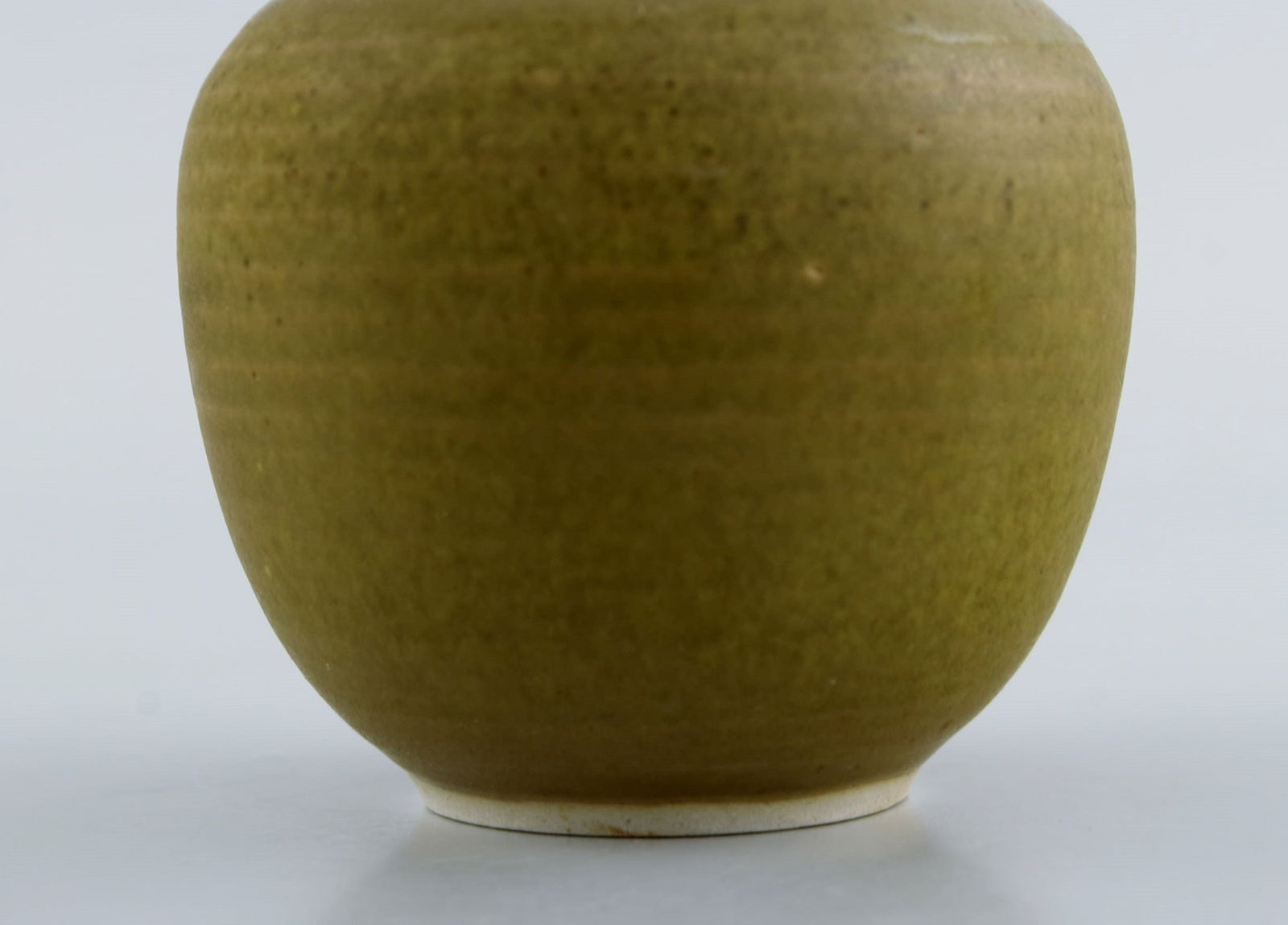 Susanne & Christer, Sweden. Lidded jar in glazed ceramics. Beautiful glaze in light earth tones. - 5