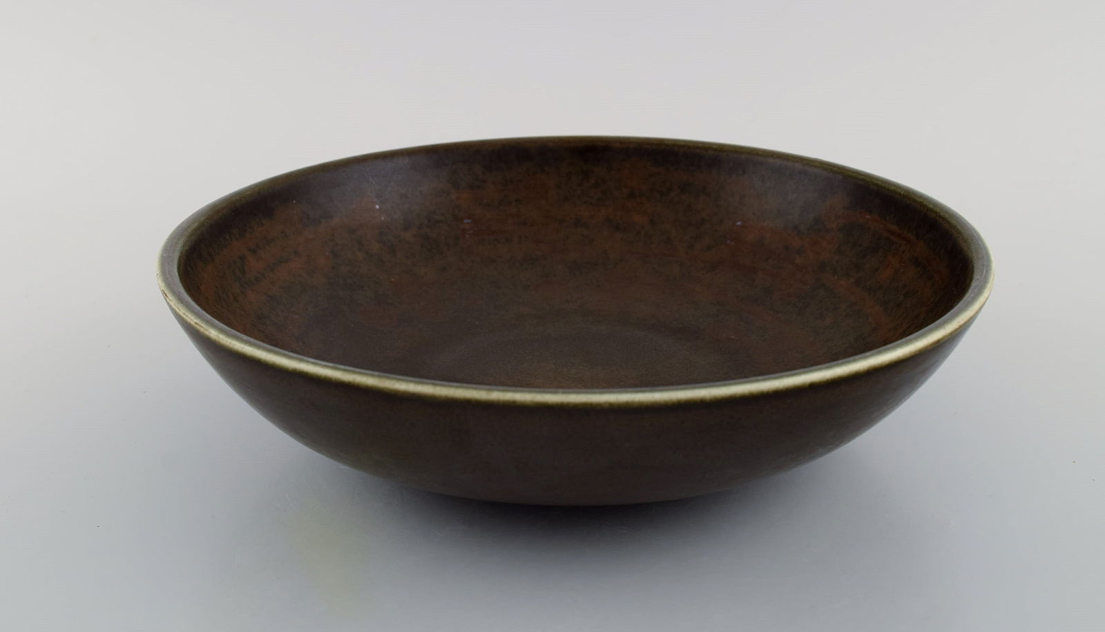 Round Rörstrand bowl in glazed ceramics. Beautiful glaze in brown shades. Mid-20th century. - 5