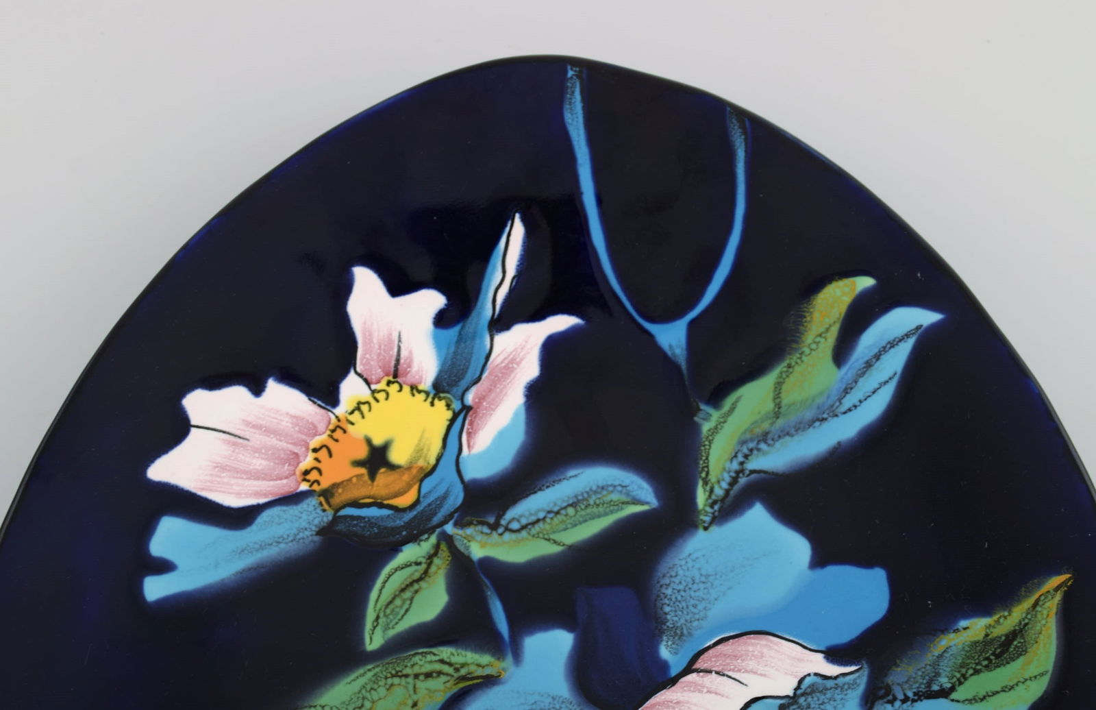 Longwy, France. Troubadour dish in glazed ceramics with hand-painted flowers. Mid-20th century. - 2