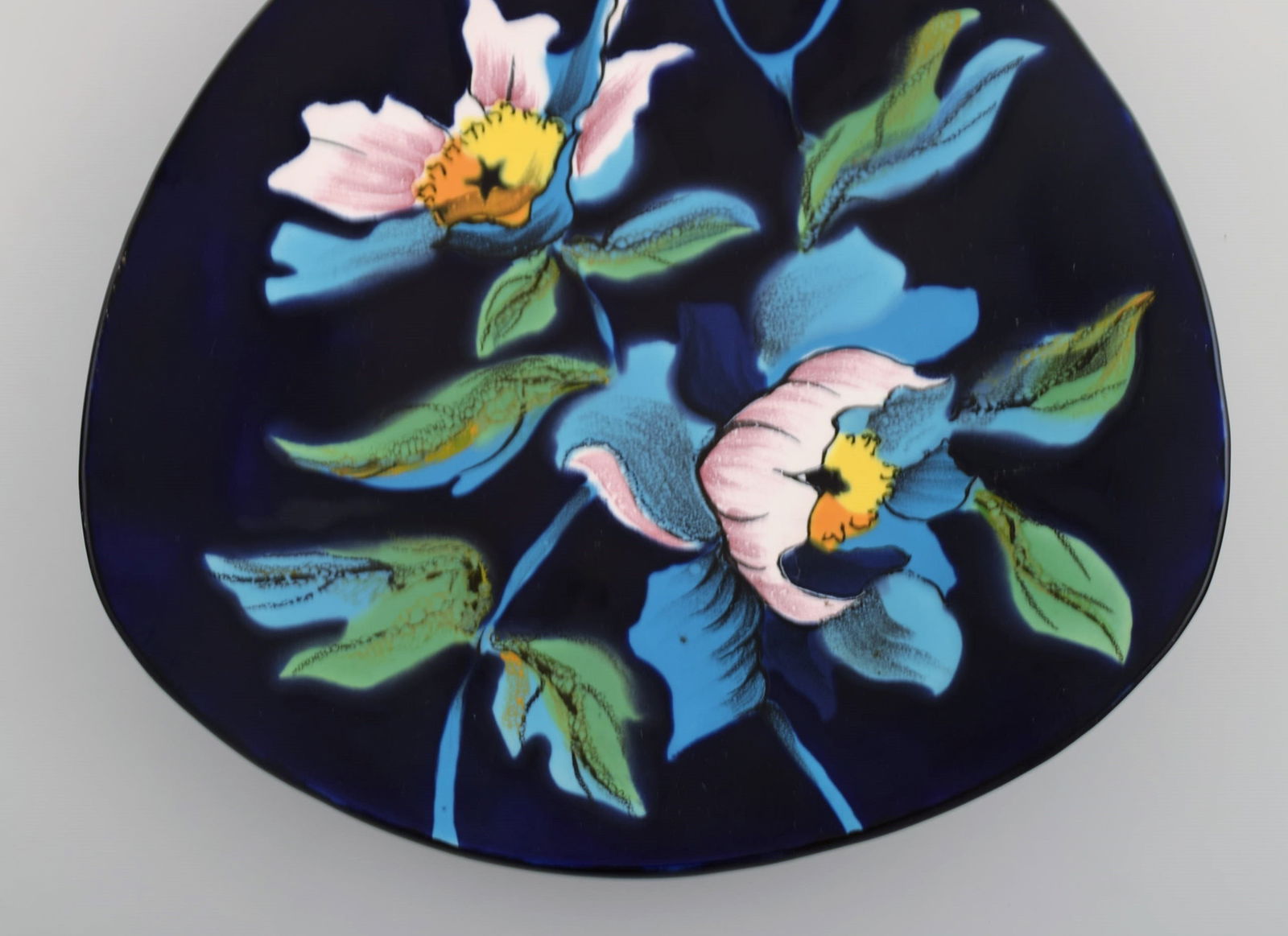 Longwy, France. Troubadour dish in glazed ceramics with hand-painted flowers. Mid-20th century. - 3