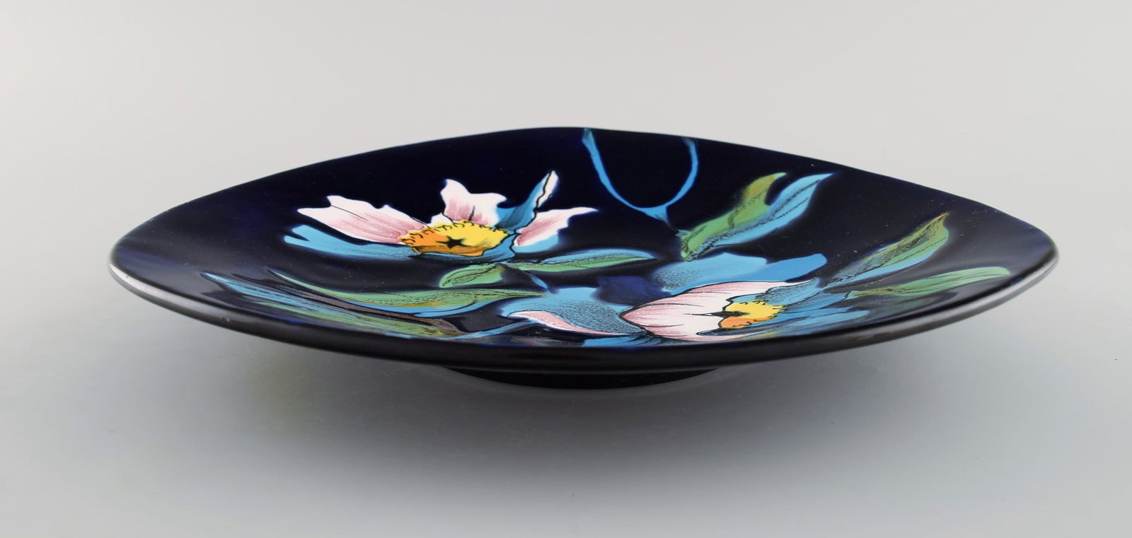 Longwy, France. Troubadour dish in glazed ceramics with hand-painted flowers. Mid-20th century. - 4