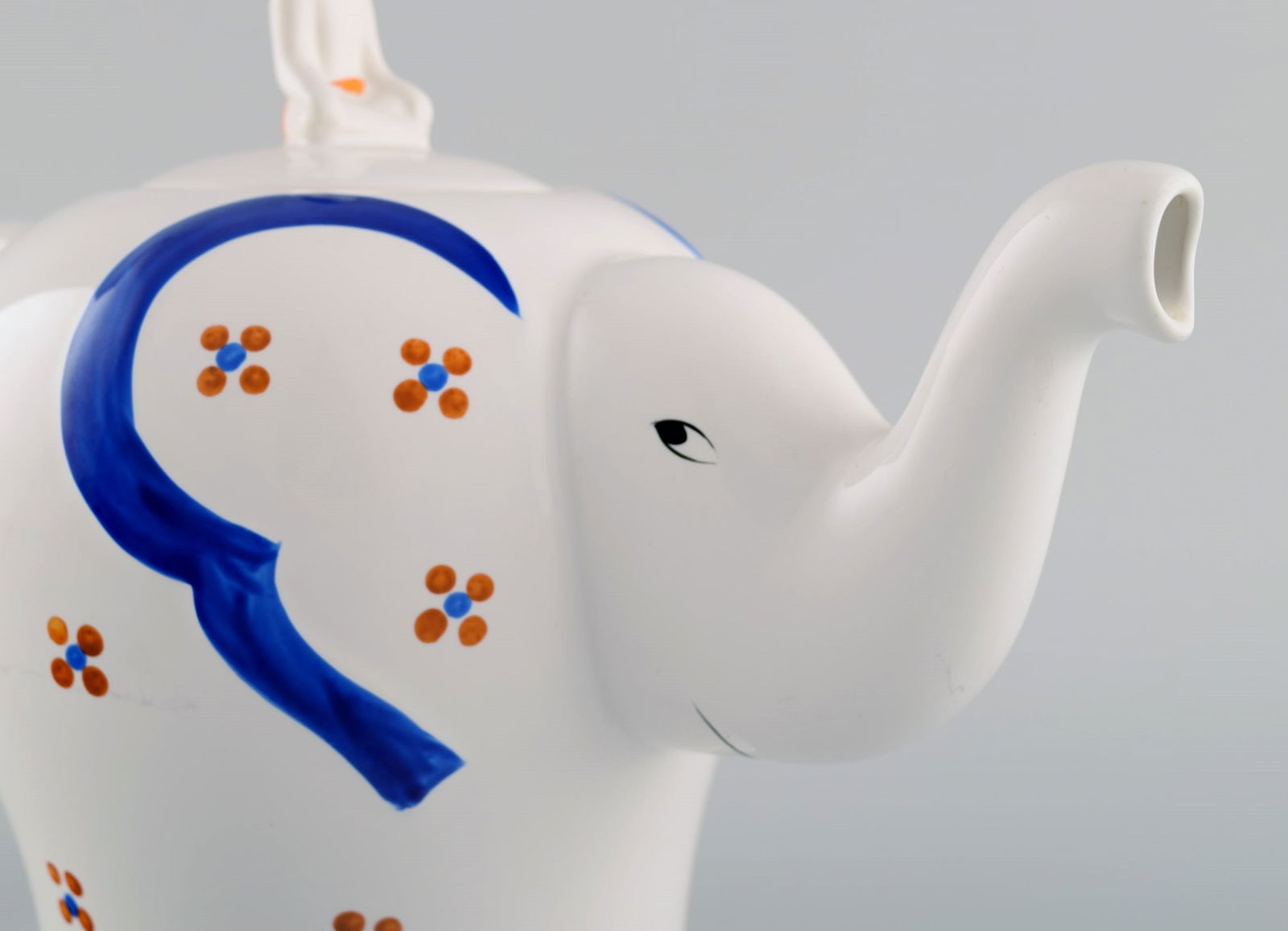 Very rare Lisa Larson "Elephant teapot" from her own workshop. Hand painted, elephant with seated - 3