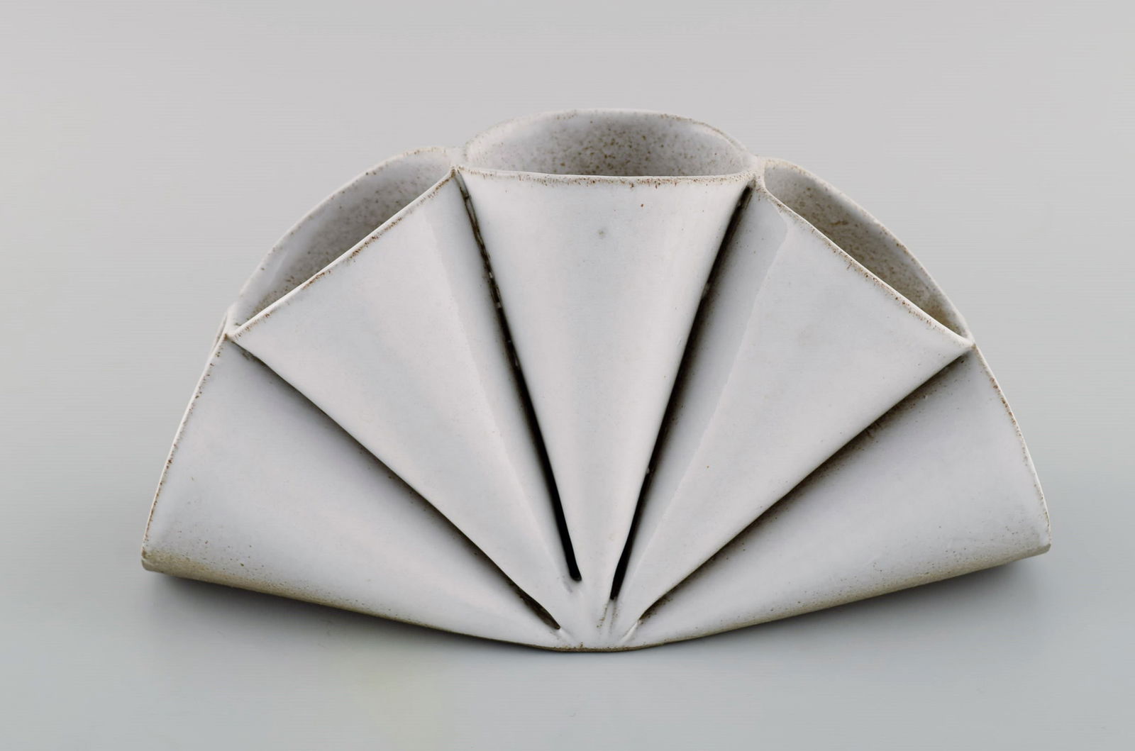 Lisa Hilland, Swedish ceramicist. Sculptural unique vase in glazed stoneware. 21st Century. - 2