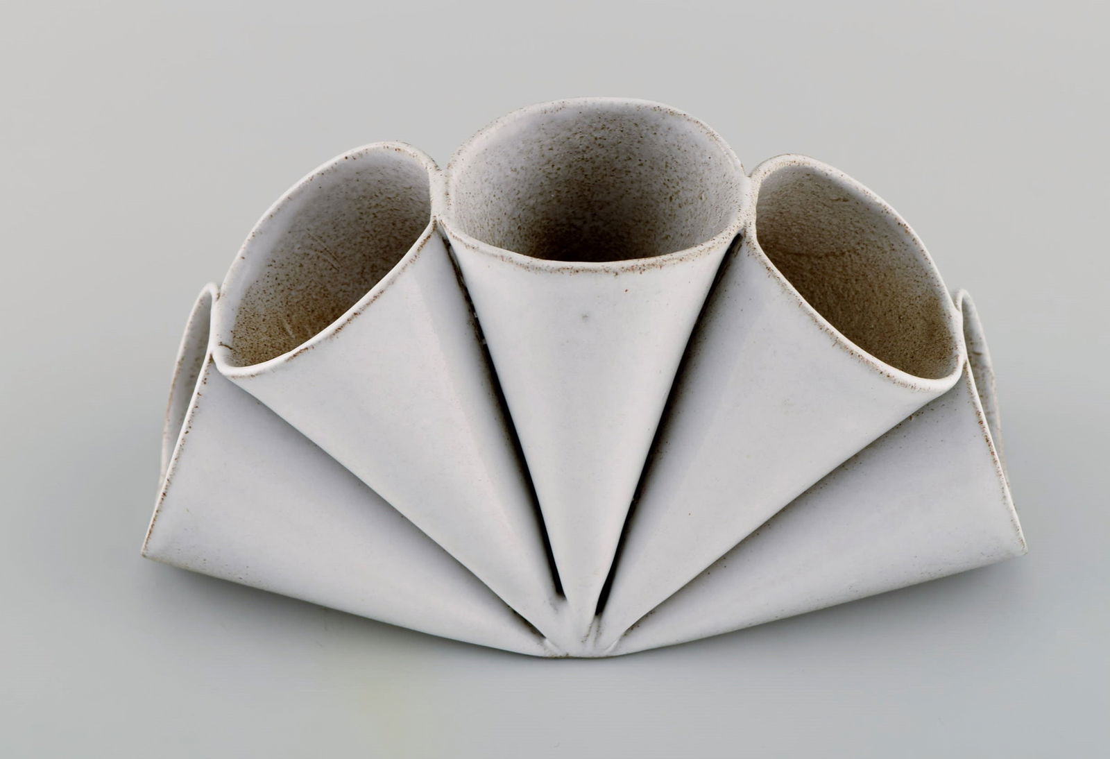 Lisa Hilland, Swedish ceramicist. Sculptural unique vase in glazed stoneware. 21st Century. - 3