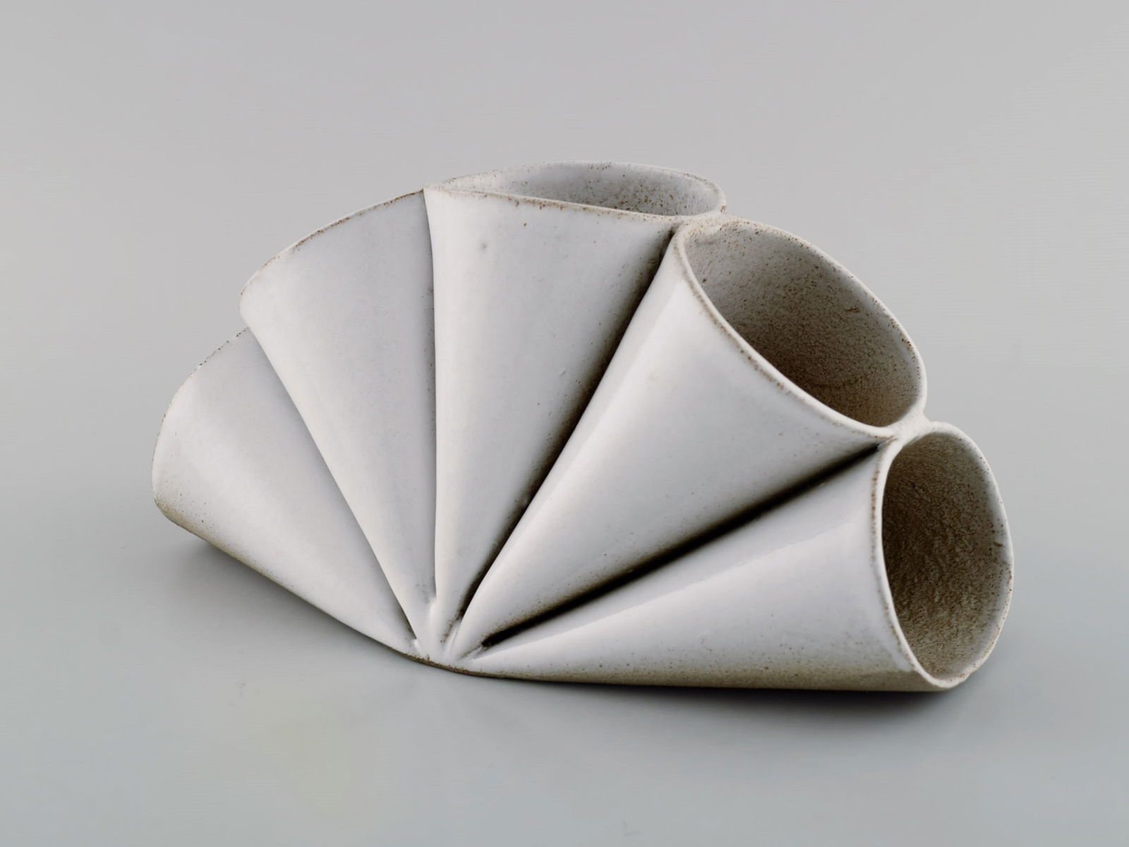 Lisa Hilland, Swedish ceramicist. Sculptural unique vase in glazed stoneware. 21st Century. - 4