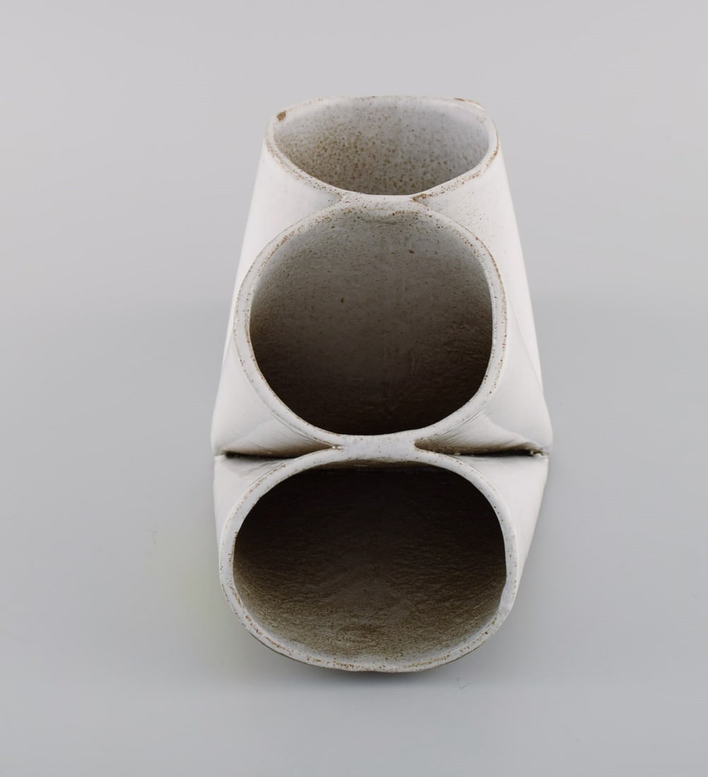 Lisa Hilland, Swedish ceramicist. Sculptural unique vase in glazed stoneware. 21st Century. - 5