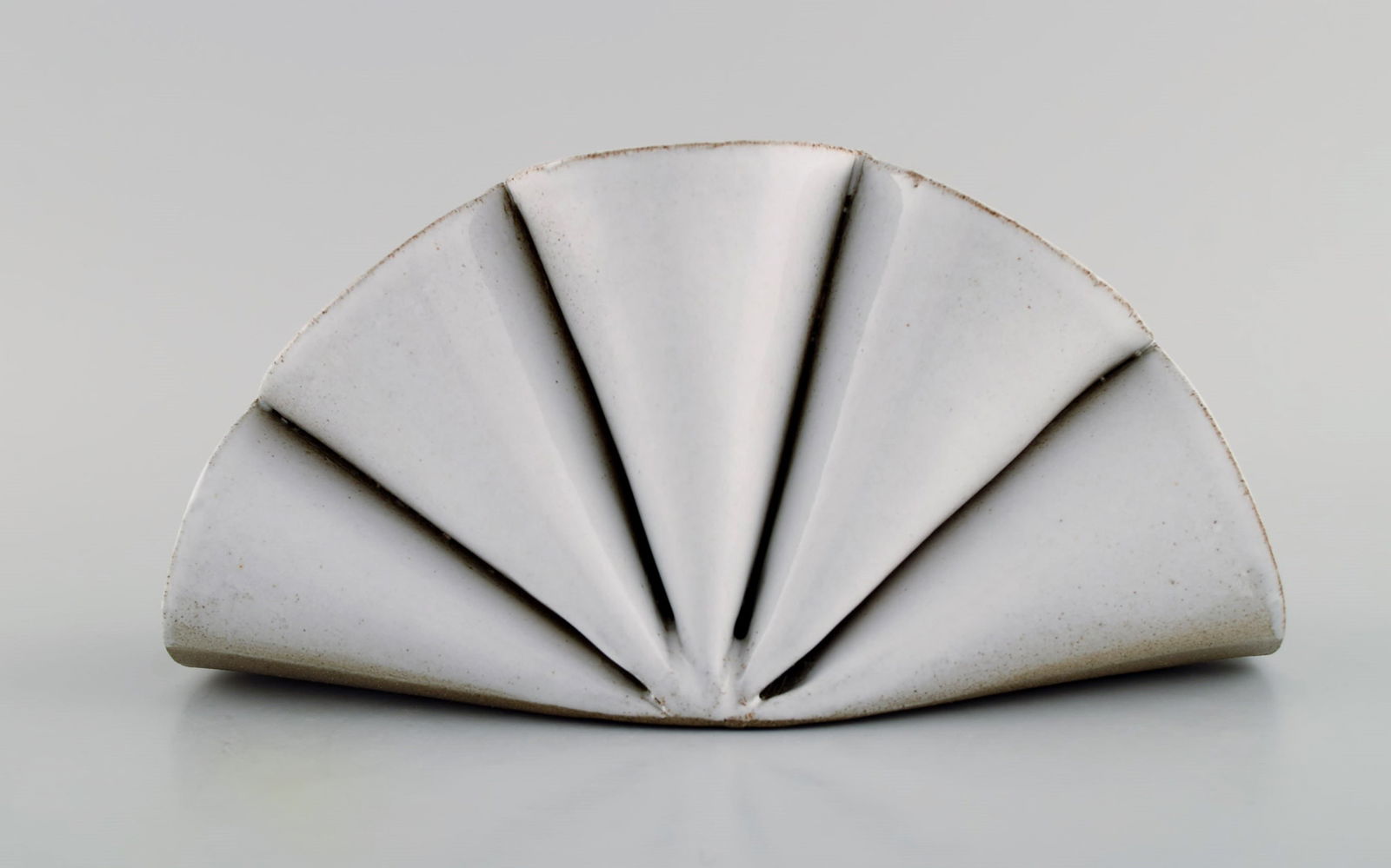 Lisa Hilland, Swedish ceramicist. Sculptural unique vase in glazed stoneware. 21st Century. - 6