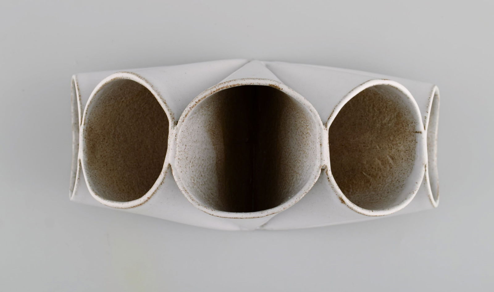 Lisa Hilland, Swedish ceramicist. Sculptural unique vase in glazed stoneware. 21st Century. - 8