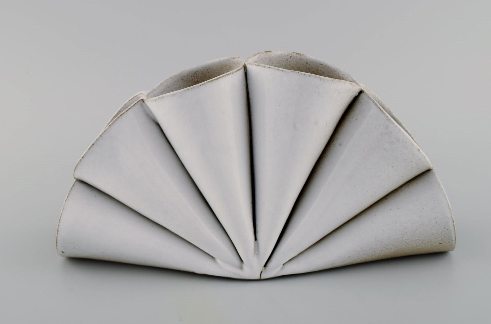 Lisa Hilland, Swedish ceramicist. Sculptural unique vase in glazed stoneware. 21st Century. - 2